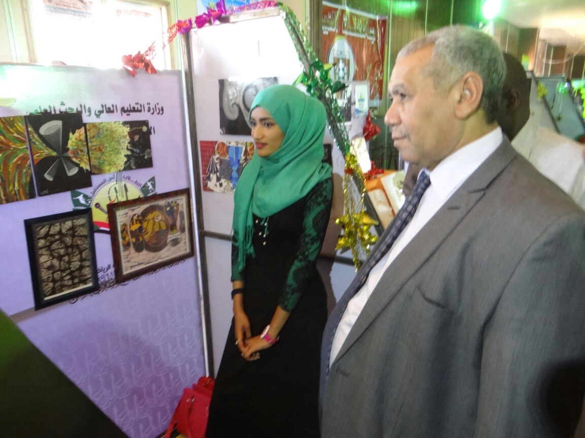 وكيل وزارة التعليم العالي يفتتح المعارض العلمية