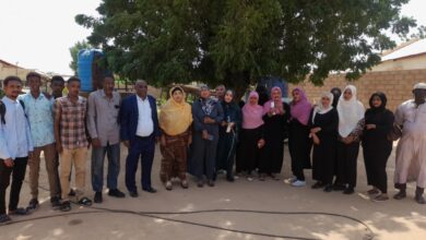 مدير جامعة شندي : ملتزمون بمجانية علاج نزلاء دار المسنين بشندي جدد الدكتور حسن عوض الكريم على مدير جامعة شندي إلتزام الجامعة بمجانية علاج نزلاء دار المسنين بشندي البالغ عددهم (٢٧) نزيلاً بمستشفى المك نمر الجامعي وكافة مرافق الجامعة الطبية مشيدا بتميز طلاب كلية علوم التمريض وتفوقهم جاء ذلك لدى تفقده صباح الثلاثاء 1-10-2024م للعمل الميداني لطلاب السنة النهائية كلية علوم التمريض جامعة شندي بدار المسنين ضمن برنامج الإقامة الريفية والذي ينفذ ضمن برامج صحية متنوعة بمراكز الإيواء بمحلية شندي في الفترة من 26 _ 9 وحتى 15 -10-2024م واشتمل البرنامج على يوم علاجي مجاني أشرف عليه عدد من الاختصاصيين بالتركيز على أمراض الباطنية والأمراض النفسية والفحوصات المجانية التي تتم بمعاونة كلية علوم المختبرات الطبية وأكدت السيدة عميدة الكلية الدكتورة لمياء الطيب الهادي أن الهدف من هذه البرامج التدريب العملي لطلاب السنة النهائية في المناطق الريفية وهي برامج ضمن خارطة المنهج المرسوم لطلاب كليات علوم التمريض ولكن هذا العام ونسبة لظروف الحرب وتأثر شريحة كبيرة بها رأت إدارة الكلية تنفيذها داخل مراكز الإيواء لحوجة قاطني هذه المراكز لمثل هذه البرامج . وتقدمت بالشكر لكل الجهات التي تسهم في تنفيذ هذه البرامج . وصاحب البرنامج التدريبي برنامج ترفيهي نفذه طلاب الكلية للمسنين أمانة الإعلام والعلاقات العامة جامعة شندي