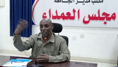مجلس عمداء جامعة شندي يطمئن علي سير الدراسة والامتحانات بجميع كليات الجامعة وفق التقويم المعلن وجه مجلس عمداء جامعة شندي بتنفيذ كافة البرامج الأكاديمية وفق التقويم الصادر من أمانة الشؤون العلمية مع تعديل طفيف في موعد الامتحانات لبعض الفصول الدراسية في بعض الكليات سيتم الإعلان عنه عبر مجالس الكليات جاء ذلك في اجتماعه المنعقد بإدارة الجامعة الثلاثاء 22-10-2024م برئاسة الدكتور حسن عوض الكريم علي أحمد مدير الجامعة رئيس المجلس الذي أكد أن وزارة التعليم العالي والبحث العلمي وجهت بتنفيذ التعليم الإلكتروني ليكون اسناداً للتعليم بالصورة التقليدية في المرحلة الحالية وذلك تقليلاً للجهد والمنصرفات لكافة أطراف العملية التعليمية مع التشديد على تنفيذ برامج الإسناد الأكاديمي في البرامج الأكاديمية التي تتطلب حضوراً لتنفيذ التدريب العملي في الوقت المحدد وهذا وأطمأن الاجتماع علي سير التسجيل والدراسة والامتحانات بكافة كليات الجامعة ووجه المجلس بوضع خطة طويلة المدى لمواصلة الدراسة للفصول الدراسية التي شارفت فترة تقويمها المعلن على الانتهاء تَبنى على التعليم المتوازي الذي يزاوج بين الدراسة الحضورية والدراسة عبر التعليم الإلكتروني واستمع الاجتماع لتقرير من الأستاذ : العبادي أحمد محمد مدير مدير وحدة الصندوق القومي لرعاية الطلاب بمحلية شندي وممثل الصندوق بمحلية المتمة بيّن موقف اسكان الطلاب بالمحليتين وتوفير الخدمات الضرورية لهم . أمانة الإعلام والعلاقات العامة جامعة شندي