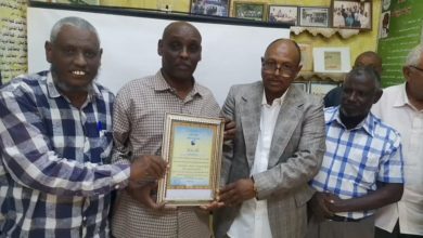 كلية القانون جامعة شندي تحتفل بختام امتحانات جامعة الخرطوم جدد الدكتور حسن عوض الكريم علي ، مدير جامعة شندي التأكيد على أن قومية الجامعة حتمت عليهم أن تكون أبوابهم مشرعة لكل الجامعات والكليات الخاصة القائمة في المناطق المتأثر ة بالحرب لاستكمال متطلباتها الدراسية إن اختارتها لذلك جاء ذلك لدى تشريفه الحفل الذي نظمه أساتذة جامعة الخرطوم بمناسبة ختام امتحانات الدورة الرابعة (أكتوبر/نوفمبر ٢٠٢٤م) والتي انطلقت في ٢٥/اكتوبر واستمرت حتى السادس والعشرين من نوفمبر بكلية القانون بالمتمة صباح الأربعاء 27-11-2024م الذي شرفه بالحضور الدكتور محمود علي أحمد وكيل جامعة الخرطوم و الأستاذ عصام عيسى سعيد نائب المدير التنفيذي لمحلية المتمة ود. عمر مختار سالم عميد كلية القانون والدكتور عوض عباس محمد نور مدير إدارة العلاقات الخارجية وبين مدير الجامعة أن جامعة شندي استضافت أكثر من 20 جامعة لتنفيذ برامجها الأكاديمية لكن عدد الطلاب المستضافين من جامعة الخرطوم كان هو الأكبر وقد مثل التحدي الأكبر للجامعة وكلية القانون التي نجحت بامتياز في تنفيذ الامتحانات بتكاتف أسرة الكلية وتعاون أساتذة جامعة الخرطوم وحيا الإدارة التنفيذية لمحلية المتمة ومواطني المحلية على استضافة الطلاب والأساتذة . . من جانبه وكيل جامعة الخرطوم تقدَّم بالشكر الجزيل لجامعة شندي إدارةً وعاملين على كريم استضافتهم لهذه الدورة، كما أشاد الوكيل بالجهد الكبير الذي بذله الأساتذة والإداريين والعاملين بالمركز تحت إشراف الدكتور أيوب عوض الكريم علي ونائبه الدكتور ياسر الريس وجميع منسقي الكليات ونوابهم لإنجاح هذه الدورة رغم التحديات الكبيرة التي تواجه المراكز الداخلية. وقد شكر الدكتور عمر مختار سالم عميد كلية القانون جامعة شندي إدارة جامعة شندي التي خصتهم باستضافة أحد مراكز امتحانات جامعة الخرطوم وقال أنهم قاموا بتسخير كافة امكانات الكلية لإنجاح الامتحانات استجابة لثقة الجامعة فيهم وأشاد بروح التعاون التي وجدها من رئيس المركز ونائبه والأساتذة المنفذين للامتحانات وحدد شكره لأهل المتمة على حسن استضافة الاساتذة والطلاب . من جانبه الأستاذ عصام عيسى سعيد نائب المدير التنفيذي لمحلية المتمة جدد الترحاب باسم جماهير المحلية وشكر جميع الجهات التي اسهمت في إنجاح الامتحانات ، وقال الدكتور أيوب عوض الكريم مدير أن المركز أن استضاف 973طالب وطالبة من 19 كلية وتم طرح 9700 كراس امتحان وجمعها وتسليمها للجنة التصحيح في الوقت المحدد مجداً الشكر لإدارة الجامعة وكلية القانون أمانة الاعلام والعلاقات العامة جامعة شندي