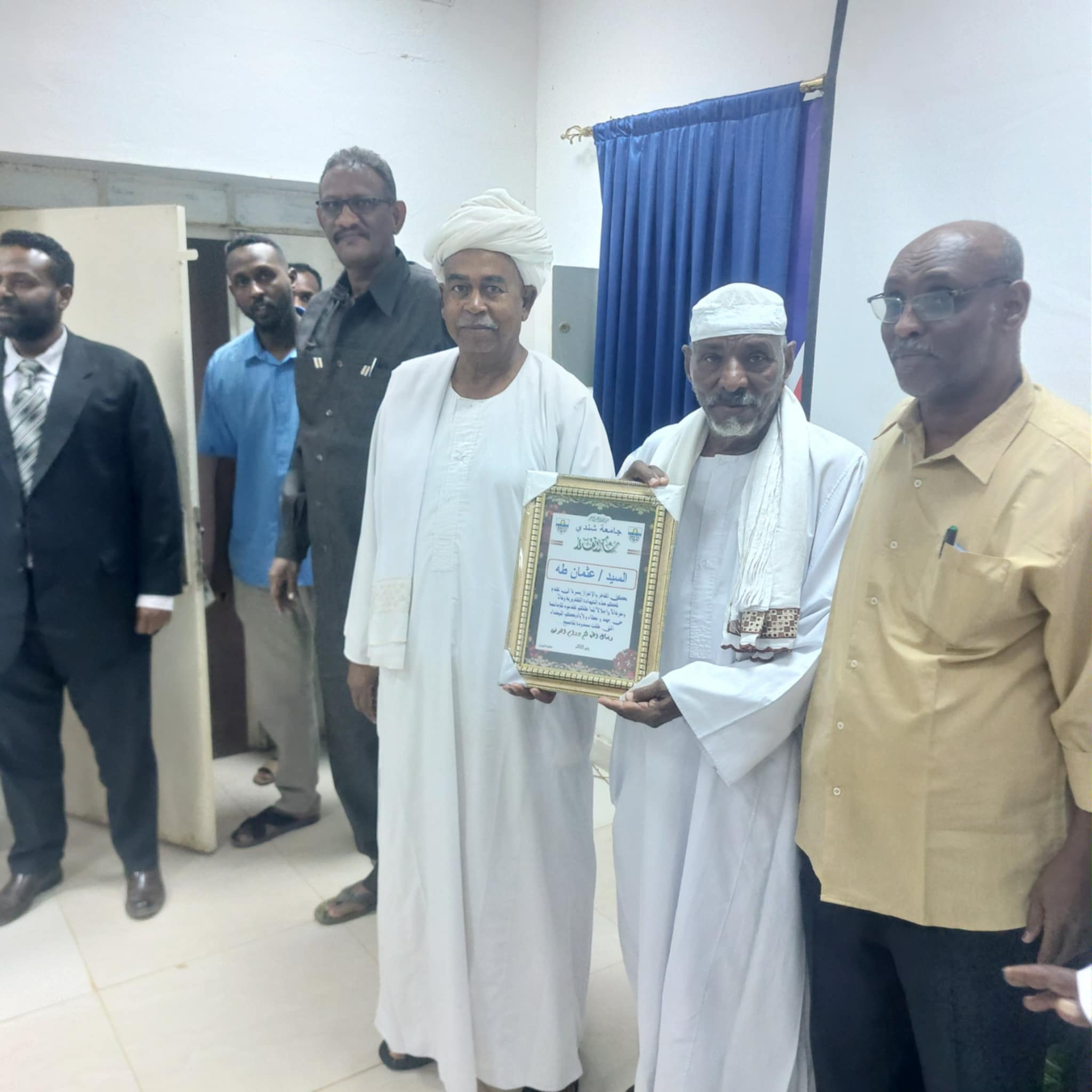 بحضور الإدارة العليا لجامعة شندي السائقون يكرمون زملائهم الذين تقاعدوا للمعاش
كرم السائقون بجامعة شندي زملائهم الذين  انتهت فترة خدمتهم بالجامعة وتقاعدوا للمعاش وهم عثمان طه وخضر محمد أحمد وعبد الهادي عوض الله  وذلك في الاحتفال الذي أقيم مساء الخميس 2- 12- 2024م بقاعة الاجتماعات بإدارة الجامعة بحضور الإدارة العليا لجامعة شندي متمثلة في رئيس مجلس الجامعة المهندس المعتصم إبراهيم على جاد الله ،ومدير الجامعة الدكتور حسن عوض الكريم على ،ووكيل الجامعة الدكتور ناصر محمد عثمان
وخاطب الحفل رئيس مجلس الجامعة مشيداً بالترابط الاجتماعي بين شريحة السائقين متحدثاً عن أهمية السائق  في المؤسسة في دوره المهم في الحفاظ على المركبات
السيد مدير الجامعة حيا الرعيل الأول من السائقين الذين عملوا بالجامعة ودورهم المهم في نقل المعرفة وتجارب المؤسسات النظيرة للجامعة بنقلهم للعلماء والمختصين من مواقع عملهم بتلك المؤسسات للجامعة والمحافظة على أرواحهم وأشاد بالانضباط وإتقان العمل الذي يميز جميع العاملين في هذا المجال
كما تحدث السيد وكيل الجامعة عن العلاقة الوثيقة التي تربطه بجميع السائقين بالجامعة منذ تقلده إدارة الخدمات والعلاقات الاجتماعية بينهم مؤكداً أنهم مؤتمنين على ممتلكات الجامعة والمسؤولين  المخصصة لهم المركبات فيها وأسرهم الكريمة .
كما تحدث رئيس السواقين سيف الدين والمحتفى بهم شاكرين لزملائهم إقامة الحفل وشاكرين لإدارة الجامعة تشريفها الاحتفال متحدثين عن تجاربهم الثرة بالجامعة داعين زملائهم من بعدهم أن يكونوا قدر المسؤولية . وحضر الحفل مدير إدارة الاستثمار ومدير المكتب التنفيذي لمكتب مدير الجامعة والمراقب المال بالجامعة .
أمانة الإعلام والعلاقات العامة جامعة شندي