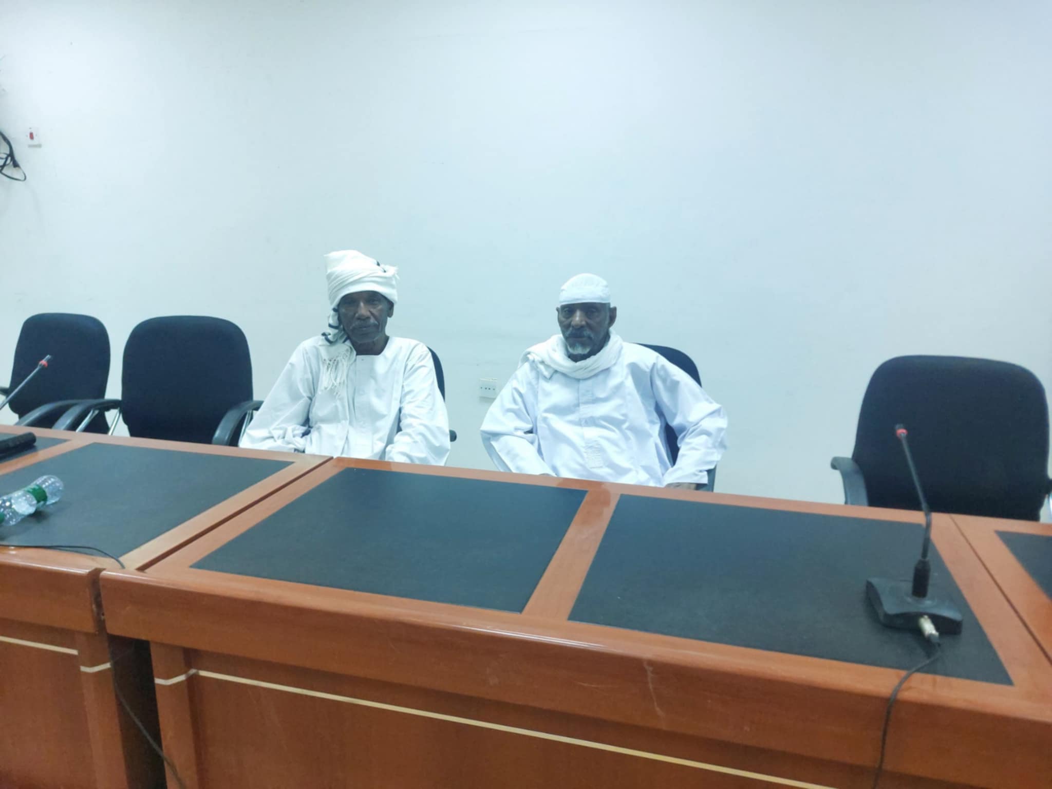 بحضور الإدارة العليا لجامعة شندي السائقون يكرمون زملائهم الذين تقاعدوا للمعاش
كرم السائقون بجامعة شندي زملائهم الذين  انتهت فترة خدمتهم بالجامعة وتقاعدوا للمعاش وهم عثمان طه وخضر محمد أحمد وعبد الهادي عوض الله  وذلك في الاحتفال الذي أقيم مساء الخميس 2- 12- 2024م بقاعة الاجتماعات بإدارة الجامعة بحضور الإدارة العليا لجامعة شندي متمثلة في رئيس مجلس الجامعة المهندس المعتصم إبراهيم على جاد الله ،ومدير الجامعة الدكتور حسن عوض الكريم على ،ووكيل الجامعة الدكتور ناصر محمد عثمان
وخاطب الحفل رئيس مجلس الجامعة مشيداً بالترابط الاجتماعي بين شريحة السائقين متحدثاً عن أهمية السائق  في المؤسسة في دوره المهم في الحفاظ على المركبات
السيد مدير الجامعة حيا الرعيل الأول من السائقين الذين عملوا بالجامعة ودورهم المهم في نقل المعرفة وتجارب المؤسسات النظيرة للجامعة بنقلهم للعلماء والمختصين من مواقع عملهم بتلك المؤسسات للجامعة والمحافظة على أرواحهم وأشاد بالانضباط وإتقان العمل الذي يميز جميع العاملين في هذا المجال
كما تحدث السيد وكيل الجامعة عن العلاقة الوثيقة التي تربطه بجميع السائقين بالجامعة منذ تقلده إدارة الخدمات والعلاقات الاجتماعية بينهم مؤكداً أنهم مؤتمنين على ممتلكات الجامعة والمسؤولين  المخصصة لهم المركبات فيها وأسرهم الكريمة .
كما تحدث رئيس السواقين سيف الدين والمحتفى بهم شاكرين لزملائهم إقامة الحفل وشاكرين لإدارة الجامعة تشريفها الاحتفال متحدثين عن تجاربهم الثرة بالجامعة داعين زملائهم من بعدهم أن يكونوا قدر المسؤولية . وحضر الحفل مدير إدارة الاستثمار ومدير المكتب التنفيذي لمكتب مدير الجامعة والمراقب المال بالجامعة .
أمانة الإعلام والعلاقات العامة جامعة شندي