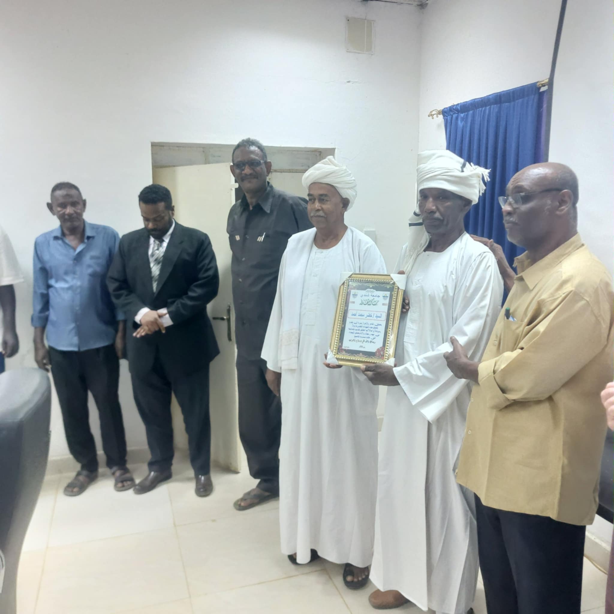 بحضور الإدارة العليا لجامعة شندي السائقون يكرمون زملائهم الذين تقاعدوا للمعاش
كرم السائقون بجامعة شندي زملائهم الذين  انتهت فترة خدمتهم بالجامعة وتقاعدوا للمعاش وهم عثمان طه وخضر محمد أحمد وعبد الهادي عوض الله  وذلك في الاحتفال الذي أقيم مساء الخميس 2- 12- 2024م بقاعة الاجتماعات بإدارة الجامعة بحضور الإدارة العليا لجامعة شندي متمثلة في رئيس مجلس الجامعة المهندس المعتصم إبراهيم على جاد الله ،ومدير الجامعة الدكتور حسن عوض الكريم على ،ووكيل الجامعة الدكتور ناصر محمد عثمان
وخاطب الحفل رئيس مجلس الجامعة مشيداً بالترابط الاجتماعي بين شريحة السائقين متحدثاً عن أهمية السائق  في المؤسسة في دوره المهم في الحفاظ على المركبات
السيد مدير الجامعة حيا الرعيل الأول من السائقين الذين عملوا بالجامعة ودورهم المهم في نقل المعرفة وتجارب المؤسسات النظيرة للجامعة بنقلهم للعلماء والمختصين من مواقع عملهم بتلك المؤسسات للجامعة والمحافظة على أرواحهم وأشاد بالانضباط وإتقان العمل الذي يميز جميع العاملين في هذا المجال
كما تحدث السيد وكيل الجامعة عن العلاقة الوثيقة التي تربطه بجميع السائقين بالجامعة منذ تقلده إدارة الخدمات والعلاقات الاجتماعية بينهم مؤكداً أنهم مؤتمنين على ممتلكات الجامعة والمسؤولين  المخصصة لهم المركبات فيها وأسرهم الكريمة .
كما تحدث رئيس السواقين سيف الدين والمحتفى بهم شاكرين لزملائهم إقامة الحفل وشاكرين لإدارة الجامعة تشريفها الاحتفال متحدثين عن تجاربهم الثرة بالجامعة داعين زملائهم من بعدهم أن يكونوا قدر المسؤولية . وحضر الحفل مدير إدارة الاستثمار ومدير المكتب التنفيذي لمكتب مدير الجامعة والمراقب المال بالجامعة .
أمانة الإعلام والعلاقات العامة جامعة شندي
