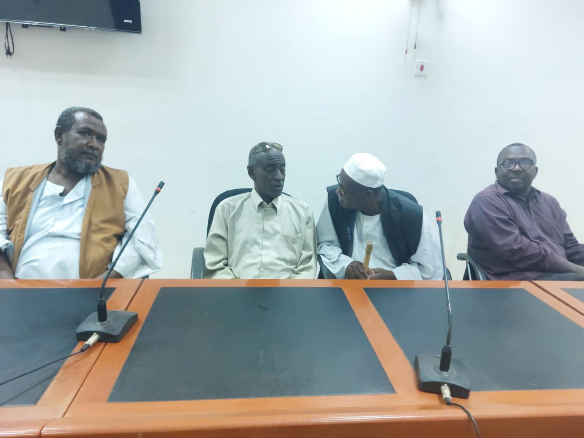 بحضور الإدارة العليا لجامعة شندي السائقون يكرمون زملائهم الذين تقاعدوا للمعاش
كرم السائقون بجامعة شندي زملائهم الذين  انتهت فترة خدمتهم بالجامعة وتقاعدوا للمعاش وهم عثمان طه وخضر محمد أحمد وعبد الهادي عوض الله  وذلك في الاحتفال الذي أقيم مساء الخميس 2- 12- 2024م بقاعة الاجتماعات بإدارة الجامعة بحضور الإدارة العليا لجامعة شندي متمثلة في رئيس مجلس الجامعة المهندس المعتصم إبراهيم على جاد الله ،ومدير الجامعة الدكتور حسن عوض الكريم على ،ووكيل الجامعة الدكتور ناصر محمد عثمان
وخاطب الحفل رئيس مجلس الجامعة مشيداً بالترابط الاجتماعي بين شريحة السائقين متحدثاً عن أهمية السائق  في المؤسسة في دوره المهم في الحفاظ على المركبات
السيد مدير الجامعة حيا الرعيل الأول من السائقين الذين عملوا بالجامعة ودورهم المهم في نقل المعرفة وتجارب المؤسسات النظيرة للجامعة بنقلهم للعلماء والمختصين من مواقع عملهم بتلك المؤسسات للجامعة والمحافظة على أرواحهم وأشاد بالانضباط وإتقان العمل الذي يميز جميع العاملين في هذا المجال
كما تحدث السيد وكيل الجامعة عن العلاقة الوثيقة التي تربطه بجميع السائقين بالجامعة منذ تقلده إدارة الخدمات والعلاقات الاجتماعية بينهم مؤكداً أنهم مؤتمنين على ممتلكات الجامعة والمسؤولين  المخصصة لهم المركبات فيها وأسرهم الكريمة .
كما تحدث رئيس السواقين سيف الدين والمحتفى بهم شاكرين لزملائهم إقامة الحفل وشاكرين لإدارة الجامعة تشريفها الاحتفال متحدثين عن تجاربهم الثرة بالجامعة داعين زملائهم من بعدهم أن يكونوا قدر المسؤولية . وحضر الحفل مدير إدارة الاستثمار ومدير المكتب التنفيذي لمكتب مدير الجامعة والمراقب المال بالجامعة .
أمانة الإعلام والعلاقات العامة جامعة شندي