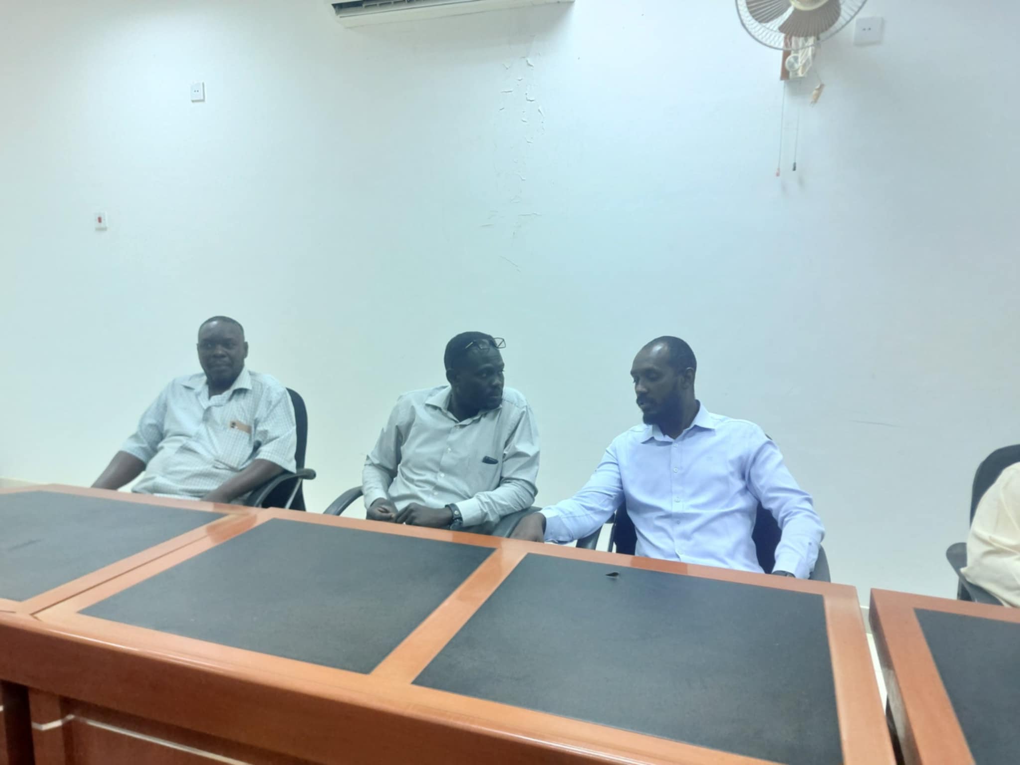 بحضور الإدارة العليا لجامعة شندي السائقون يكرمون زملائهم الذين تقاعدوا للمعاش
كرم السائقون بجامعة شندي زملائهم الذين  انتهت فترة خدمتهم بالجامعة وتقاعدوا للمعاش وهم عثمان طه وخضر محمد أحمد وعبد الهادي عوض الله  وذلك في الاحتفال الذي أقيم مساء الخميس 2- 12- 2024م بقاعة الاجتماعات بإدارة الجامعة بحضور الإدارة العليا لجامعة شندي متمثلة في رئيس مجلس الجامعة المهندس المعتصم إبراهيم على جاد الله ،ومدير الجامعة الدكتور حسن عوض الكريم على ،ووكيل الجامعة الدكتور ناصر محمد عثمان
وخاطب الحفل رئيس مجلس الجامعة مشيداً بالترابط الاجتماعي بين شريحة السائقين متحدثاً عن أهمية السائق  في المؤسسة في دوره المهم في الحفاظ على المركبات
السيد مدير الجامعة حيا الرعيل الأول من السائقين الذين عملوا بالجامعة ودورهم المهم في نقل المعرفة وتجارب المؤسسات النظيرة للجامعة بنقلهم للعلماء والمختصين من مواقع عملهم بتلك المؤسسات للجامعة والمحافظة على أرواحهم وأشاد بالانضباط وإتقان العمل الذي يميز جميع العاملين في هذا المجال
كما تحدث السيد وكيل الجامعة عن العلاقة الوثيقة التي تربطه بجميع السائقين بالجامعة منذ تقلده إدارة الخدمات والعلاقات الاجتماعية بينهم مؤكداً أنهم مؤتمنين على ممتلكات الجامعة والمسؤولين  المخصصة لهم المركبات فيها وأسرهم الكريمة .
كما تحدث رئيس السواقين سيف الدين والمحتفى بهم شاكرين لزملائهم إقامة الحفل وشاكرين لإدارة الجامعة تشريفها الاحتفال متحدثين عن تجاربهم الثرة بالجامعة داعين زملائهم من بعدهم أن يكونوا قدر المسؤولية . وحضر الحفل مدير إدارة الاستثمار ومدير المكتب التنفيذي لمكتب مدير الجامعة والمراقب المال بالجامعة .
أمانة الإعلام والعلاقات العامة جامعة شندي