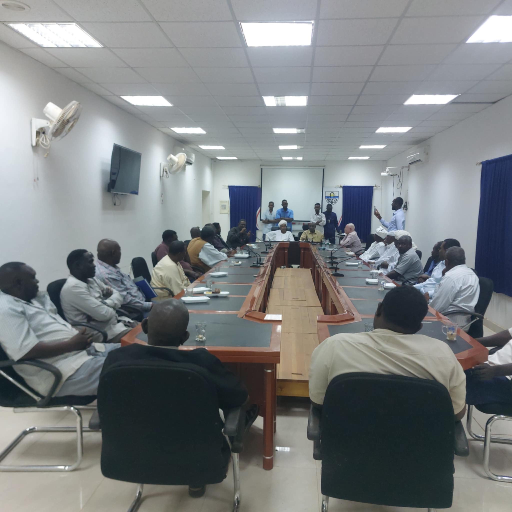 بحضور الإدارة العليا لجامعة شندي السائقون يكرمون زملائهم الذين تقاعدوا للمعاش
كرم السائقون بجامعة شندي زملائهم الذين  انتهت فترة خدمتهم بالجامعة وتقاعدوا للمعاش وهم عثمان طه وخضر محمد أحمد وعبد الهادي عوض الله  وذلك في الاحتفال الذي أقيم مساء الخميس 2- 12- 2024م بقاعة الاجتماعات بإدارة الجامعة بحضور الإدارة العليا لجامعة شندي متمثلة في رئيس مجلس الجامعة المهندس المعتصم إبراهيم على جاد الله ،ومدير الجامعة الدكتور حسن عوض الكريم على ،ووكيل الجامعة الدكتور ناصر محمد عثمان
وخاطب الحفل رئيس مجلس الجامعة مشيداً بالترابط الاجتماعي بين شريحة السائقين متحدثاً عن أهمية السائق  في المؤسسة في دوره المهم في الحفاظ على المركبات
السيد مدير الجامعة حيا الرعيل الأول من السائقين الذين عملوا بالجامعة ودورهم المهم في نقل المعرفة وتجارب المؤسسات النظيرة للجامعة بنقلهم للعلماء والمختصين من مواقع عملهم بتلك المؤسسات للجامعة والمحافظة على أرواحهم وأشاد بالانضباط وإتقان العمل الذي يميز جميع العاملين في هذا المجال
كما تحدث السيد وكيل الجامعة عن العلاقة الوثيقة التي تربطه بجميع السائقين بالجامعة منذ تقلده إدارة الخدمات والعلاقات الاجتماعية بينهم مؤكداً أنهم مؤتمنين على ممتلكات الجامعة والمسؤولين  المخصصة لهم المركبات فيها وأسرهم الكريمة .
كما تحدث رئيس السواقين سيف الدين والمحتفى بهم شاكرين لزملائهم إقامة الحفل وشاكرين لإدارة الجامعة تشريفها الاحتفال متحدثين عن تجاربهم الثرة بالجامعة داعين زملائهم من بعدهم أن يكونوا قدر المسؤولية . وحضر الحفل مدير إدارة الاستثمار ومدير المكتب التنفيذي لمكتب مدير الجامعة والمراقب المال بالجامعة .
أمانة الإعلام والعلاقات العامة جامعة شندي