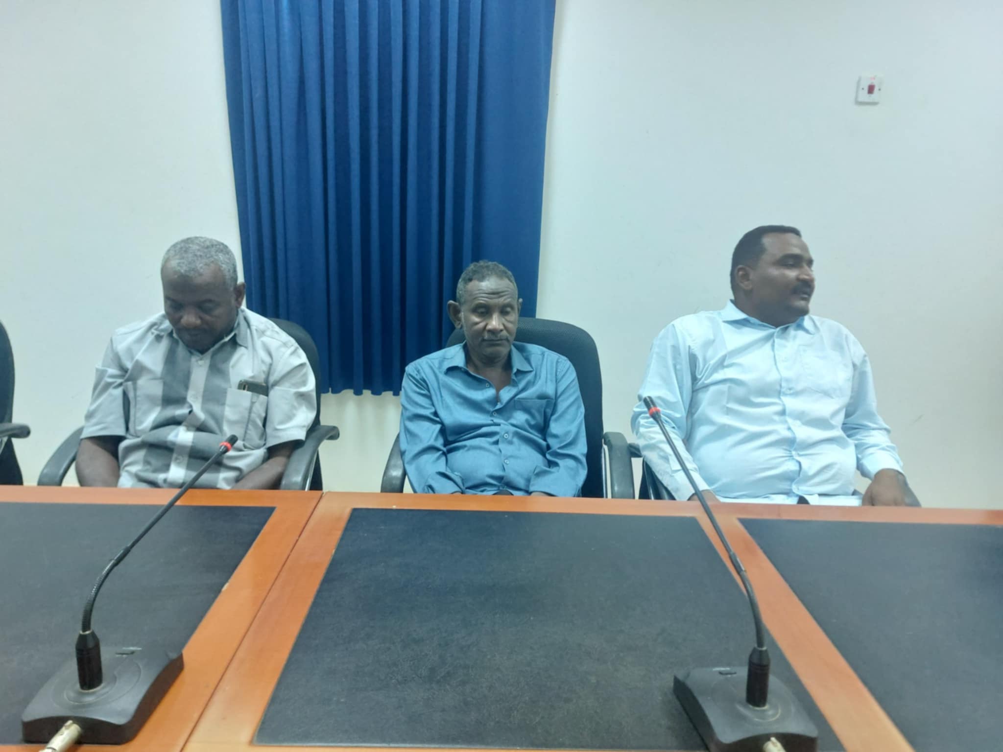 بحضور الإدارة العليا لجامعة شندي السائقون يكرمون زملائهم الذين تقاعدوا للمعاش
كرم السائقون بجامعة شندي زملائهم الذين  انتهت فترة خدمتهم بالجامعة وتقاعدوا للمعاش وهم عثمان طه وخضر محمد أحمد وعبد الهادي عوض الله  وذلك في الاحتفال الذي أقيم مساء الخميس 2- 12- 2024م بقاعة الاجتماعات بإدارة الجامعة بحضور الإدارة العليا لجامعة شندي متمثلة في رئيس مجلس الجامعة المهندس المعتصم إبراهيم على جاد الله ،ومدير الجامعة الدكتور حسن عوض الكريم على ،ووكيل الجامعة الدكتور ناصر محمد عثمان
وخاطب الحفل رئيس مجلس الجامعة مشيداً بالترابط الاجتماعي بين شريحة السائقين متحدثاً عن أهمية السائق  في المؤسسة في دوره المهم في الحفاظ على المركبات
السيد مدير الجامعة حيا الرعيل الأول من السائقين الذين عملوا بالجامعة ودورهم المهم في نقل المعرفة وتجارب المؤسسات النظيرة للجامعة بنقلهم للعلماء والمختصين من مواقع عملهم بتلك المؤسسات للجامعة والمحافظة على أرواحهم وأشاد بالانضباط وإتقان العمل الذي يميز جميع العاملين في هذا المجال
كما تحدث السيد وكيل الجامعة عن العلاقة الوثيقة التي تربطه بجميع السائقين بالجامعة منذ تقلده إدارة الخدمات والعلاقات الاجتماعية بينهم مؤكداً أنهم مؤتمنين على ممتلكات الجامعة والمسؤولين  المخصصة لهم المركبات فيها وأسرهم الكريمة .
كما تحدث رئيس السواقين سيف الدين والمحتفى بهم شاكرين لزملائهم إقامة الحفل وشاكرين لإدارة الجامعة تشريفها الاحتفال متحدثين عن تجاربهم الثرة بالجامعة داعين زملائهم من بعدهم أن يكونوا قدر المسؤولية . وحضر الحفل مدير إدارة الاستثمار ومدير المكتب التنفيذي لمكتب مدير الجامعة والمراقب المال بالجامعة .
أمانة الإعلام والعلاقات العامة جامعة شندي