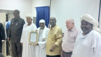 بحضور الإدارة العليا لجامعة شندي السائقون يكرمون زملائهم الذين تقاعدوا للمعاش كرم السائقون بجامعة شندي زملائهم الذين انتهت فترة خدمتهم بالجامعة وتقاعدوا للمعاش وهم عثمان طه وخضر محمد أحمد وعبد الهادي عوض الله وذلك في الاحتفال الذي أقيم مساء الخميس 2- 12- 2024م بقاعة الاجتماعات بإدارة الجامعة بحضور الإدارة العليا لجامعة شندي متمثلة في رئيس مجلس الجامعة المهندس المعتصم إبراهيم على جاد الله ،ومدير الجامعة الدكتور حسن عوض الكريم على ،ووكيل الجامعة الدكتور ناصر محمد عثمان وخاطب الحفل رئيس مجلس الجامعة مشيداً بالترابط الاجتماعي بين شريحة السائقين متحدثاً عن أهمية السائق في المؤسسة في دوره المهم في الحفاظ على المركبات السيد مدير الجامعة حيا الرعيل الأول من السائقين الذين عملوا بالجامعة ودورهم المهم في نقل المعرفة وتجارب المؤسسات النظيرة للجامعة بنقلهم للعلماء والمختصين من مواقع عملهم بتلك المؤسسات للجامعة والمحافظة على أرواحهم وأشاد بالانضباط وإتقان العمل الذي يميز جميع العاملين في هذا المجال كما تحدث السيد وكيل الجامعة عن العلاقة الوثيقة التي تربطه بجميع السائقين بالجامعة منذ تقلده إدارة الخدمات والعلاقات الاجتماعية بينهم مؤكداً أنهم مؤتمنين على ممتلكات الجامعة والمسؤولين المخصصة لهم المركبات فيها وأسرهم الكريمة . كما تحدث رئيس السواقين سيف الدين والمحتفى بهم شاكرين لزملائهم إقامة الحفل وشاكرين لإدارة الجامعة تشريفها الاحتفال متحدثين عن تجاربهم الثرة بالجامعة داعين زملائهم من بعدهم أن يكونوا قدر المسؤولية . وحضر الحفل مدير إدارة الاستثمار ومدير المكتب التنفيذي لمكتب مدير الجامعة والمراقب المال بالجامعة . أمانة الإعلام والعلاقات العامة جامعة شندي