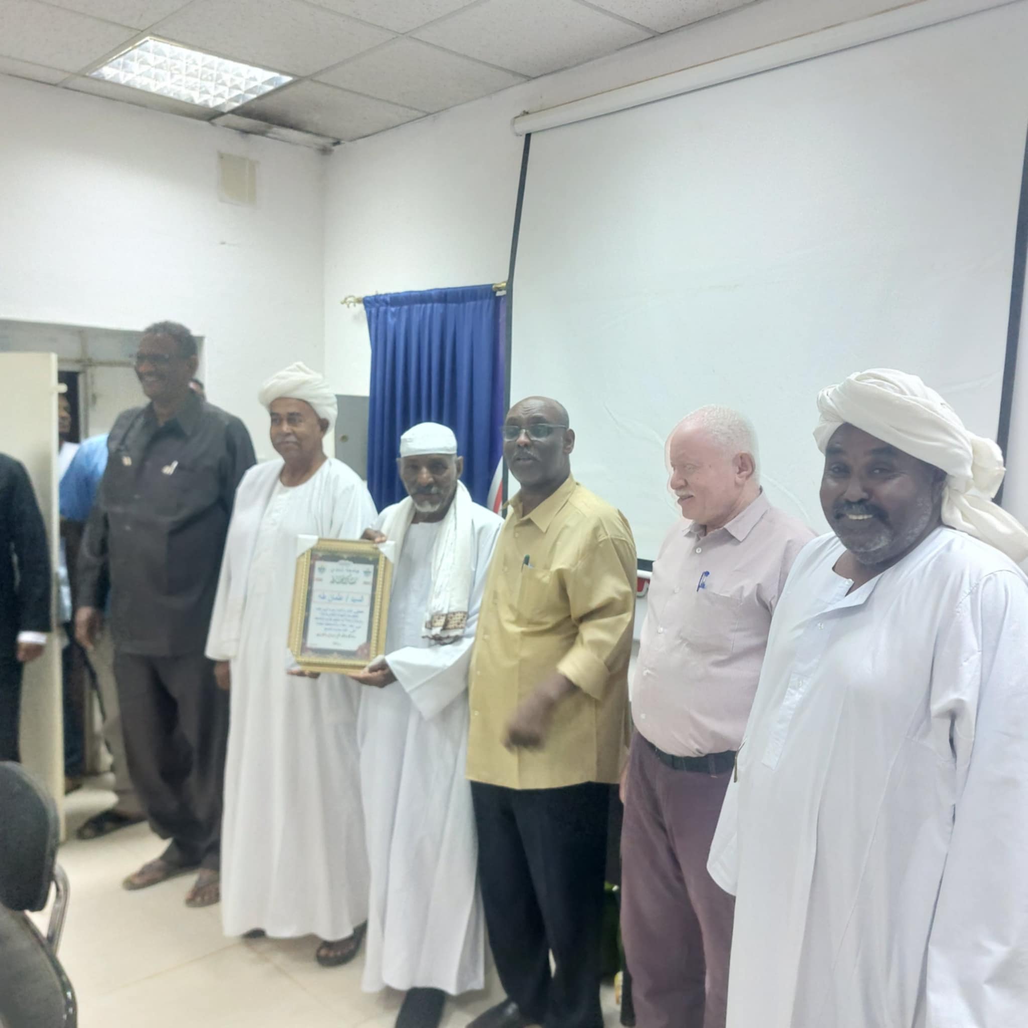 بحضور الإدارة العليا لجامعة شندي السائقون يكرمون زملائهم الذين تقاعدوا للمعاش
كرم السائقون بجامعة شندي زملائهم الذين  انتهت فترة خدمتهم بالجامعة وتقاعدوا للمعاش وهم عثمان طه وخضر محمد أحمد وعبد الهادي عوض الله  وذلك في الاحتفال الذي أقيم مساء الخميس 2- 12- 2024م بقاعة الاجتماعات بإدارة الجامعة بحضور الإدارة العليا لجامعة شندي متمثلة في رئيس مجلس الجامعة المهندس المعتصم إبراهيم على جاد الله ،ومدير الجامعة الدكتور حسن عوض الكريم على ،ووكيل الجامعة الدكتور ناصر محمد عثمان
وخاطب الحفل رئيس مجلس الجامعة مشيداً بالترابط الاجتماعي بين شريحة السائقين متحدثاً عن أهمية السائق  في المؤسسة في دوره المهم في الحفاظ على المركبات
السيد مدير الجامعة حيا الرعيل الأول من السائقين الذين عملوا بالجامعة ودورهم المهم في نقل المعرفة وتجارب المؤسسات النظيرة للجامعة بنقلهم للعلماء والمختصين من مواقع عملهم بتلك المؤسسات للجامعة والمحافظة على أرواحهم وأشاد بالانضباط وإتقان العمل الذي يميز جميع العاملين في هذا المجال
كما تحدث السيد وكيل الجامعة عن العلاقة الوثيقة التي تربطه بجميع السائقين بالجامعة منذ تقلده إدارة الخدمات والعلاقات الاجتماعية بينهم مؤكداً أنهم مؤتمنين على ممتلكات الجامعة والمسؤولين  المخصصة لهم المركبات فيها وأسرهم الكريمة .
كما تحدث رئيس السواقين سيف الدين والمحتفى بهم شاكرين لزملائهم إقامة الحفل وشاكرين لإدارة الجامعة تشريفها الاحتفال متحدثين عن تجاربهم الثرة بالجامعة داعين زملائهم من بعدهم أن يكونوا قدر المسؤولية . وحضر الحفل مدير إدارة الاستثمار ومدير المكتب التنفيذي لمكتب مدير الجامعة والمراقب المال بالجامعة .
أمانة الإعلام والعلاقات العامة جامعة شندي