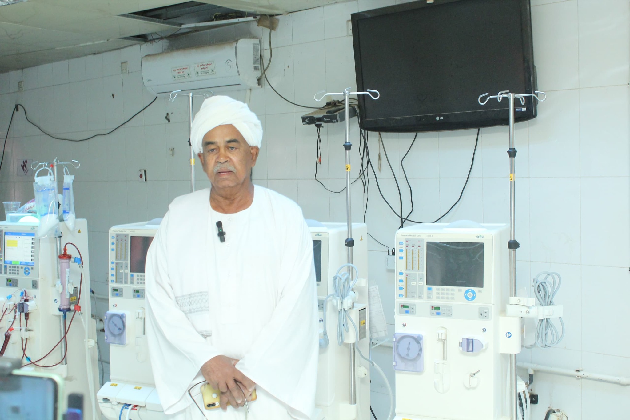 جامعة شندي تتسلم ١٠ ماكينات غسيل كلى تبرع من رجل البر والإحسان عثمان عبدالله عدلان