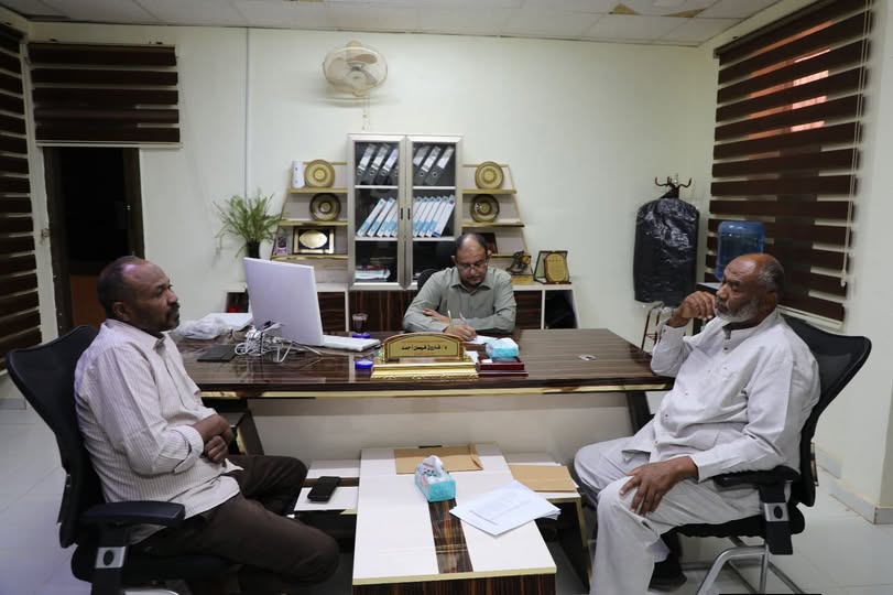 مدير مركز علاج الأورام وابحاث السرطان بجامعة شندي يبحث مع التأمين الصحي بنهر النيل توسيع الخدمات العلاجية وفتح نافذة دواء بالمركز